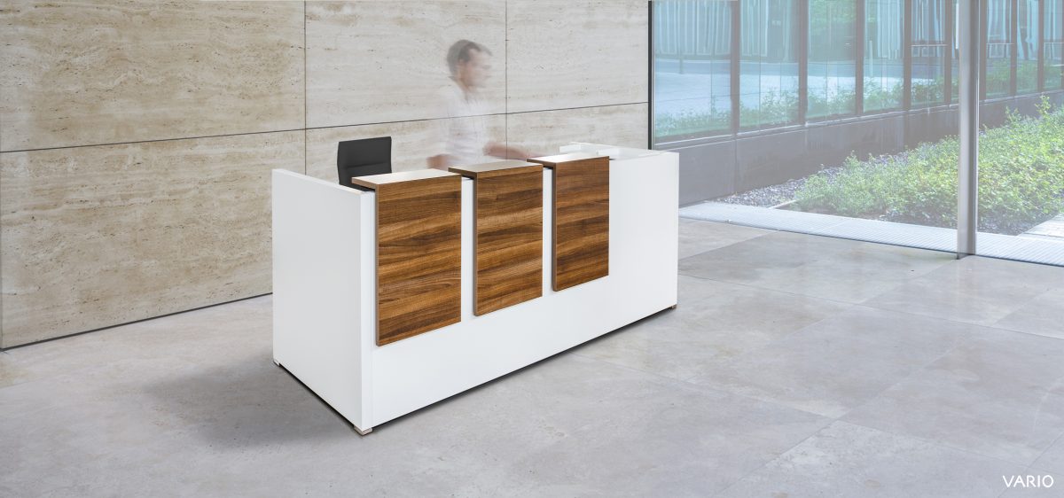 Vario-CONCLUSION_Empfang-Arbeitstisch-02-Wandsystem-Empfangstresen